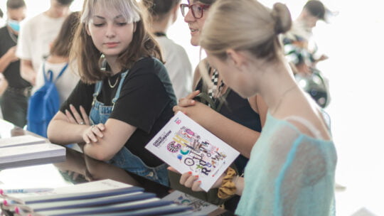 girls reading