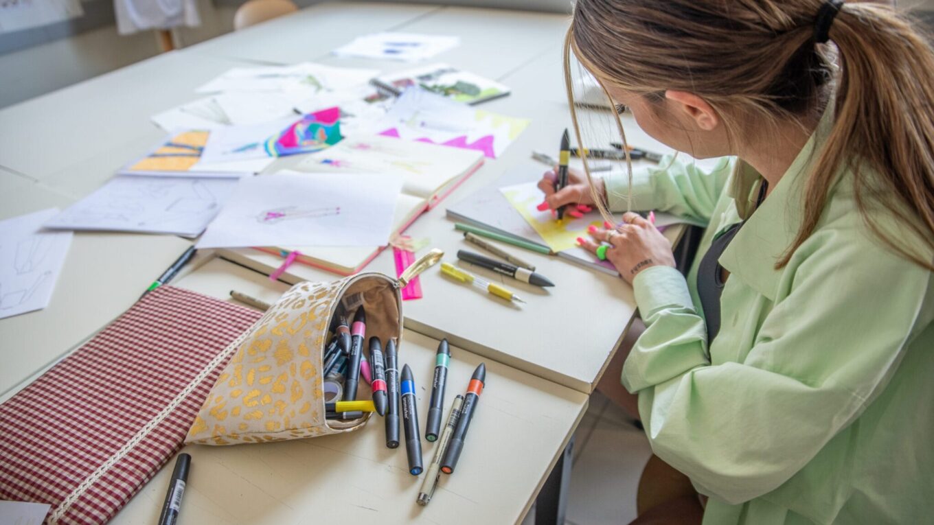 Σπουδάστρια Fashion Design στον ΑΚΤΟ σχεδιάζει τη νέα της συλλογή